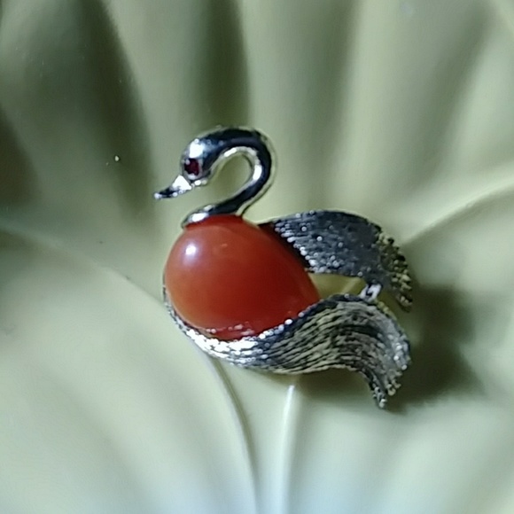 Vintage Jewelry - Vintage swan brooch